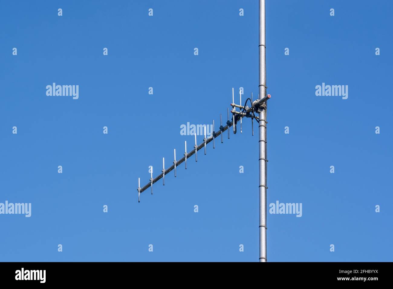 Unbekannter Funk-/Datenantennentyp, der in einer ländlichen Elektrizitätsunterstation aufgestellt ist. Vermutlich keine TV-Antenne, aber für die Datenübertragung verwendet. Stockfoto