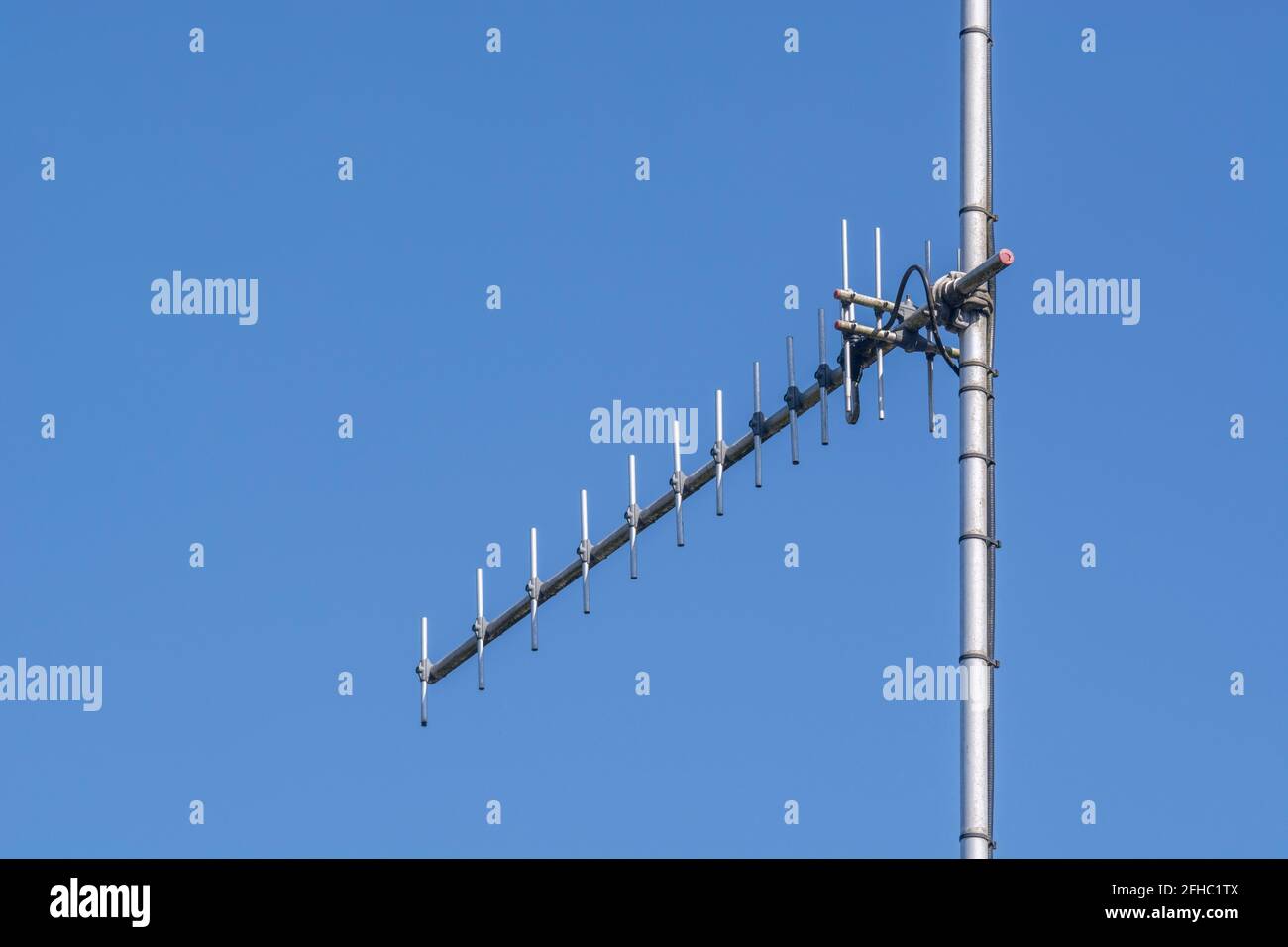 Unbekannter Funk-/Datenantennentyp, der in einer ländlichen Elektrizitätsunterstation aufgestellt ist. Vermutlich keine TV-Antenne, aber für die Datenübertragung verwendet. Stockfoto