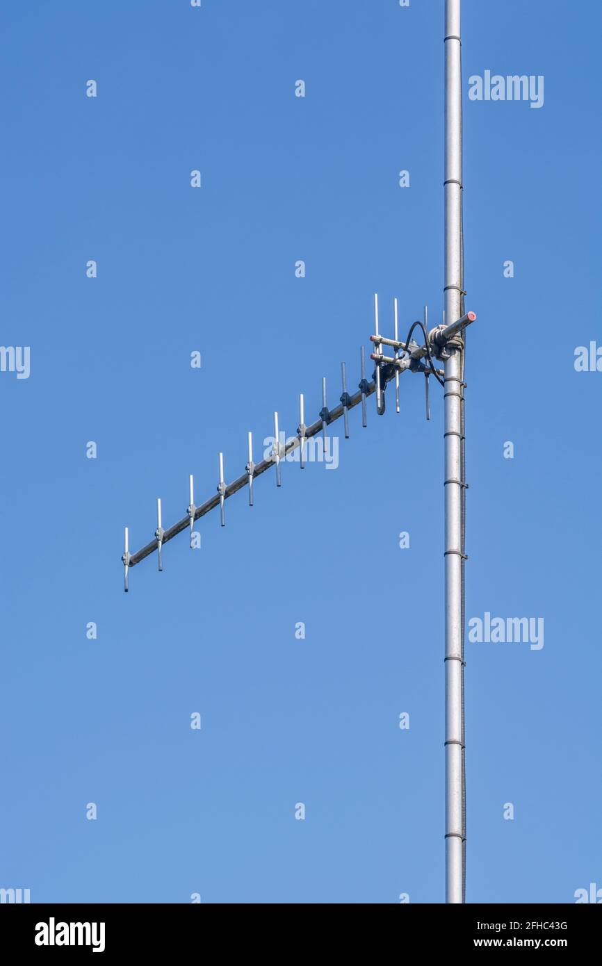 Unbekannter Funk-/Datenantennentyp, der in einer ländlichen Elektrizitätsunterstation aufgestellt ist. Vermutlich keine TV-Antenne, aber für die Datenübertragung verwendet. Stockfoto