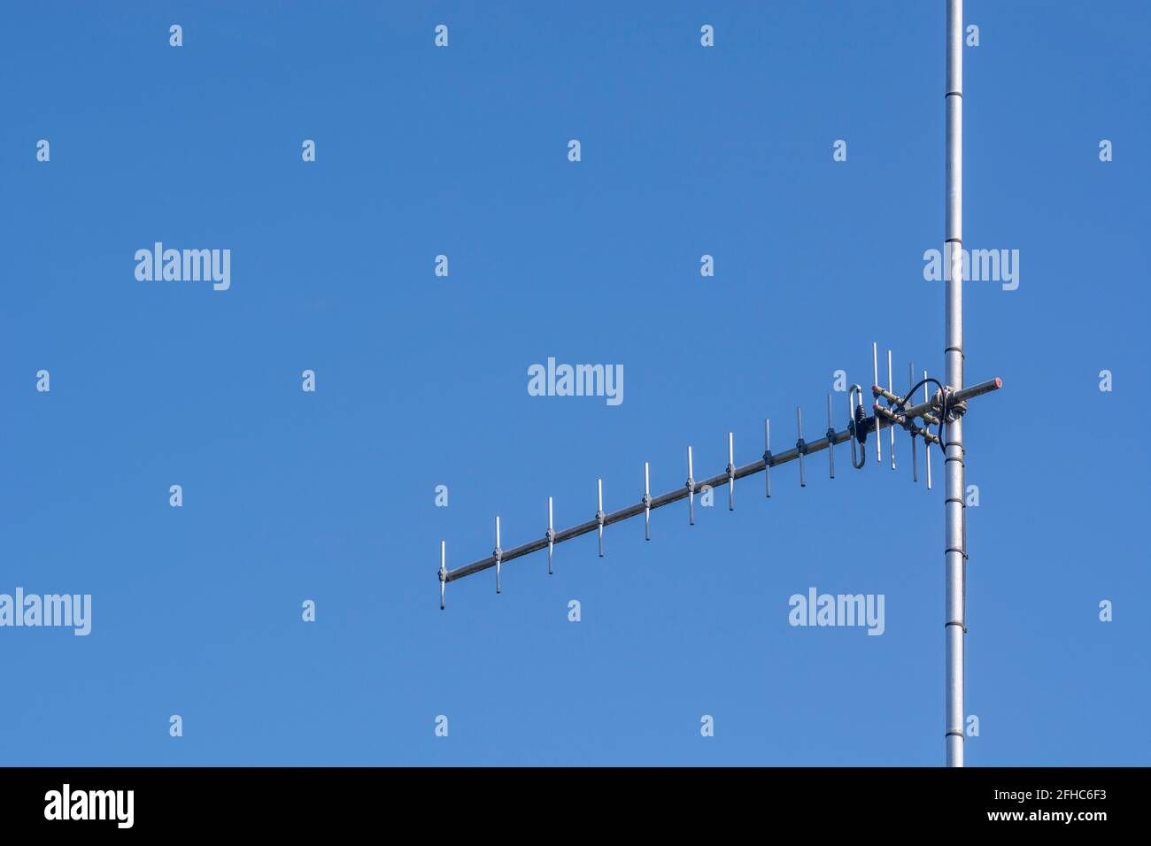 Unbekannter Funk-/Datenantennentyp, der in einer ländlichen Elektrizitätsunterstation aufgestellt ist. Vermutlich keine TV-Antenne, aber für die Datenübertragung verwendet. Stockfoto