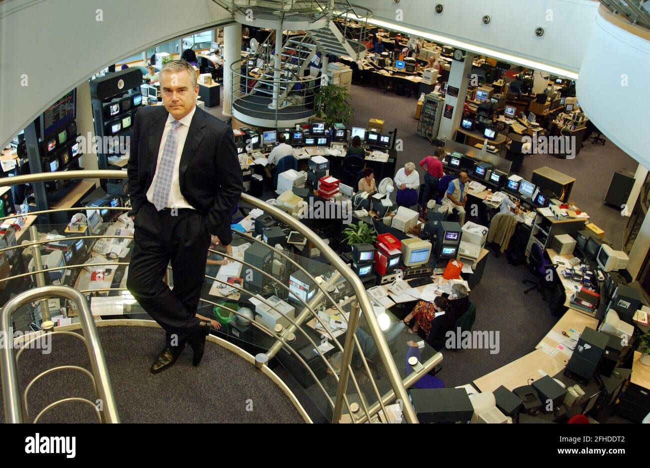 HEW EDWARDS IM BBC NEWSROOM.15/7/04 PILSTON Stockfoto