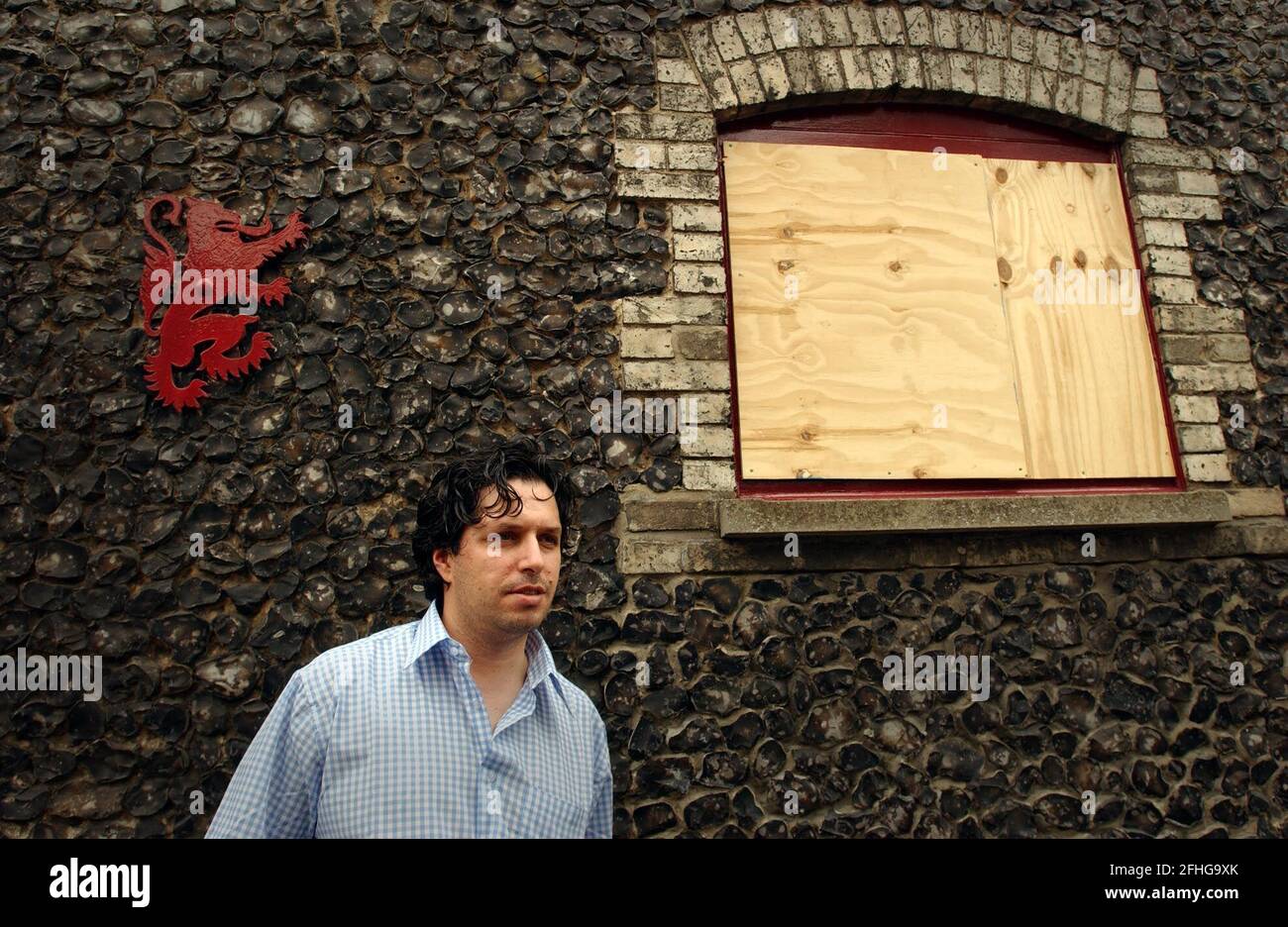 JOSE CUNCA EINER DER PARTNER, DIE DEN RED LION FÜHREN PUB, THETFORD, DAS NACH DEM SPIEL ENGLAND/PORTUGAL IN EURO2004 ANGEGRIFFEN WURDE..29/6/04 PILSTON Stockfoto