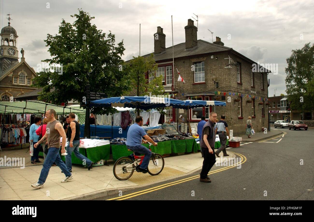 THETFORD MARKT SQ SZENE DER LETZTEN WOCHEN ANGRIFF AUF DIE RED LION PUB[IM HINTERGRUND ABGEBILDET].29/6/04 PILSTON Stockfoto