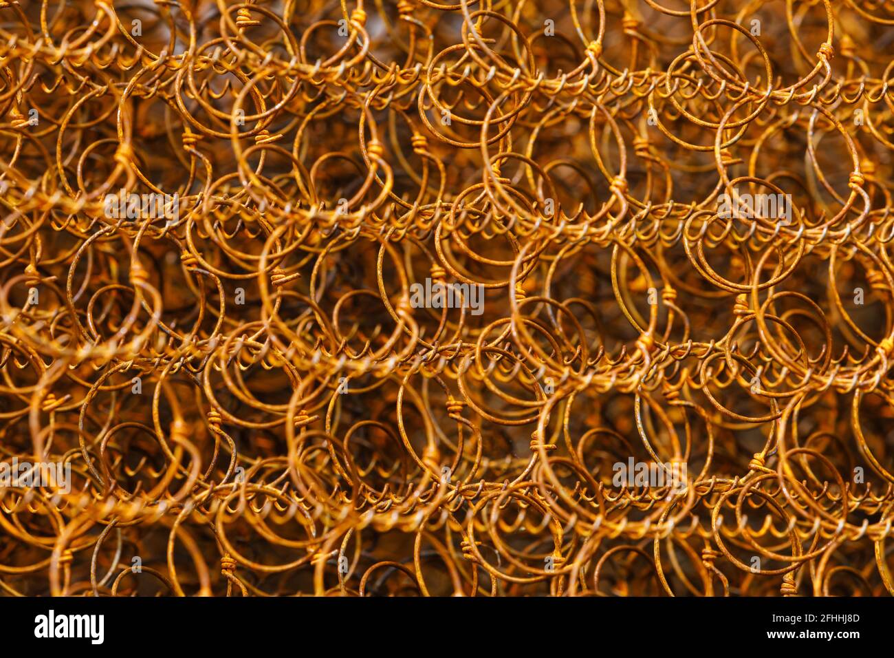 Closeup alte und rostige Bett Spule Feder, orange Farbe rostigen Metall Stahlaufhängung für Matratze Stockfoto