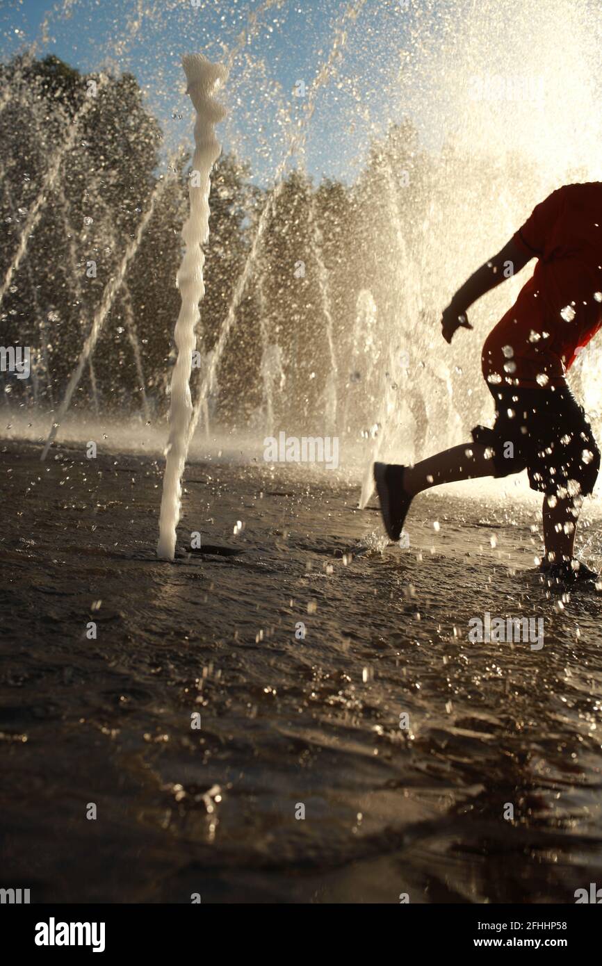 Ein Mann auf einer Welle auf einem Surfbrett im Wasser Stockfoto