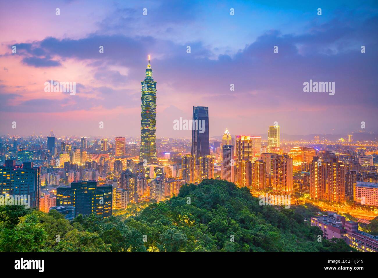 Skyline der Stadt Taipei in der Dämmerung in Taiwan Stockfoto