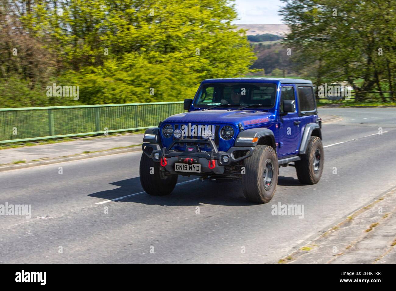 2019 Blue Jeep Wrangler Rubicon 4x4 Offroad, Fahrzeuge bewegen, Autos, Fahrzeug fahren auf britischen Straßen, Motoren, Fahren auf der englischen Autobahn M6 Straßennetz Stockfoto