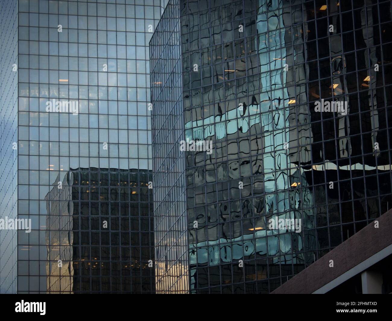 Glas- und Stahlgebäude reflektierten sich gegenseitig Stockfoto