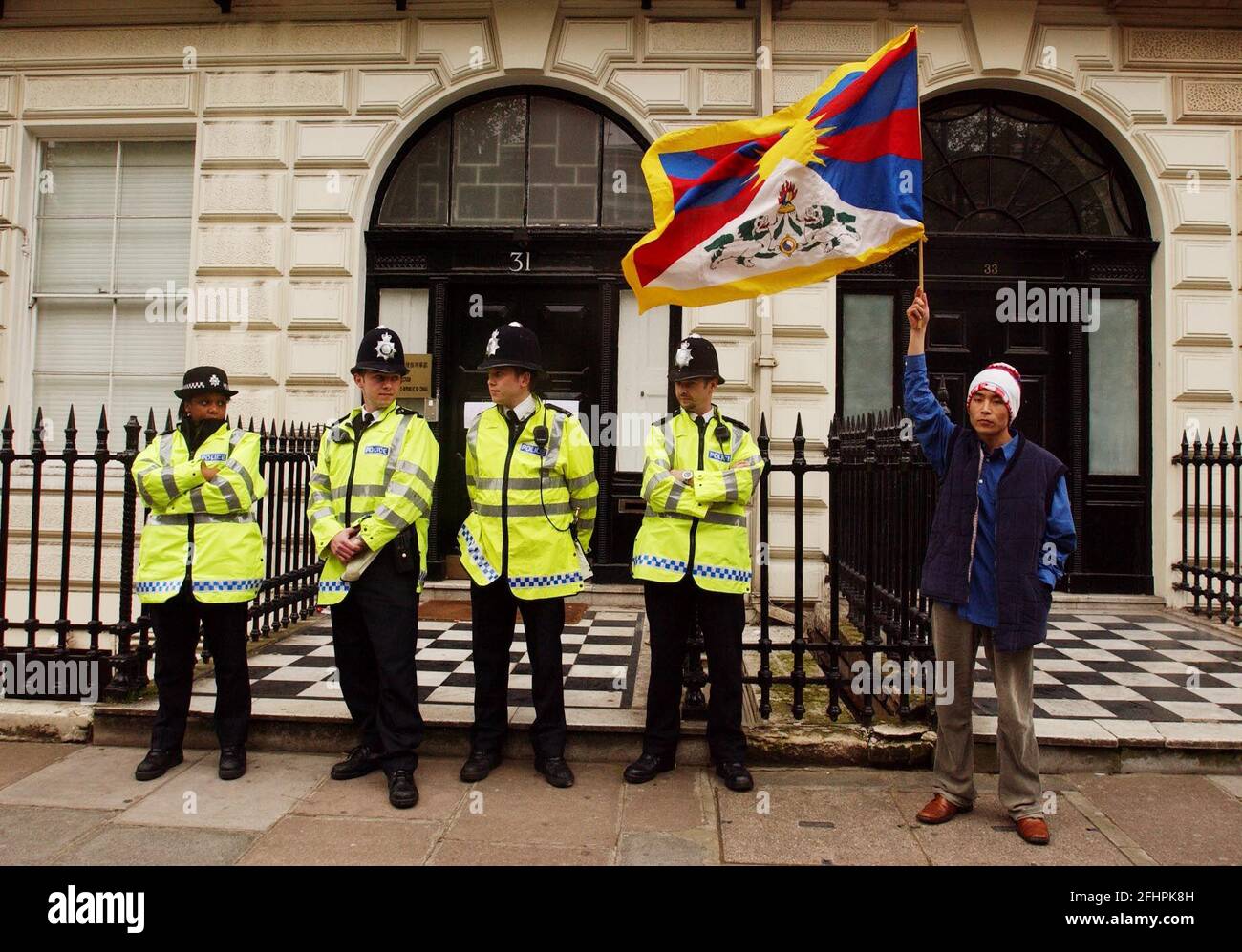 TIBETISCHER PROTEST VOR DER CHINESISCHEN BOTSCHAFT WÄHREND DES BESUCHS VON CHINESISCHER PREMIERMINISTER WEN JIABAO,7/5/0 4 PILSTON Stockfoto