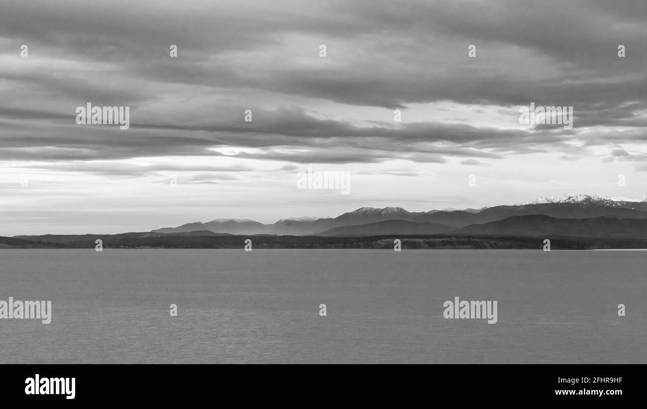 Admiralty Inlet unter einem bewölkten Himmel während Washington Winter Stockfoto