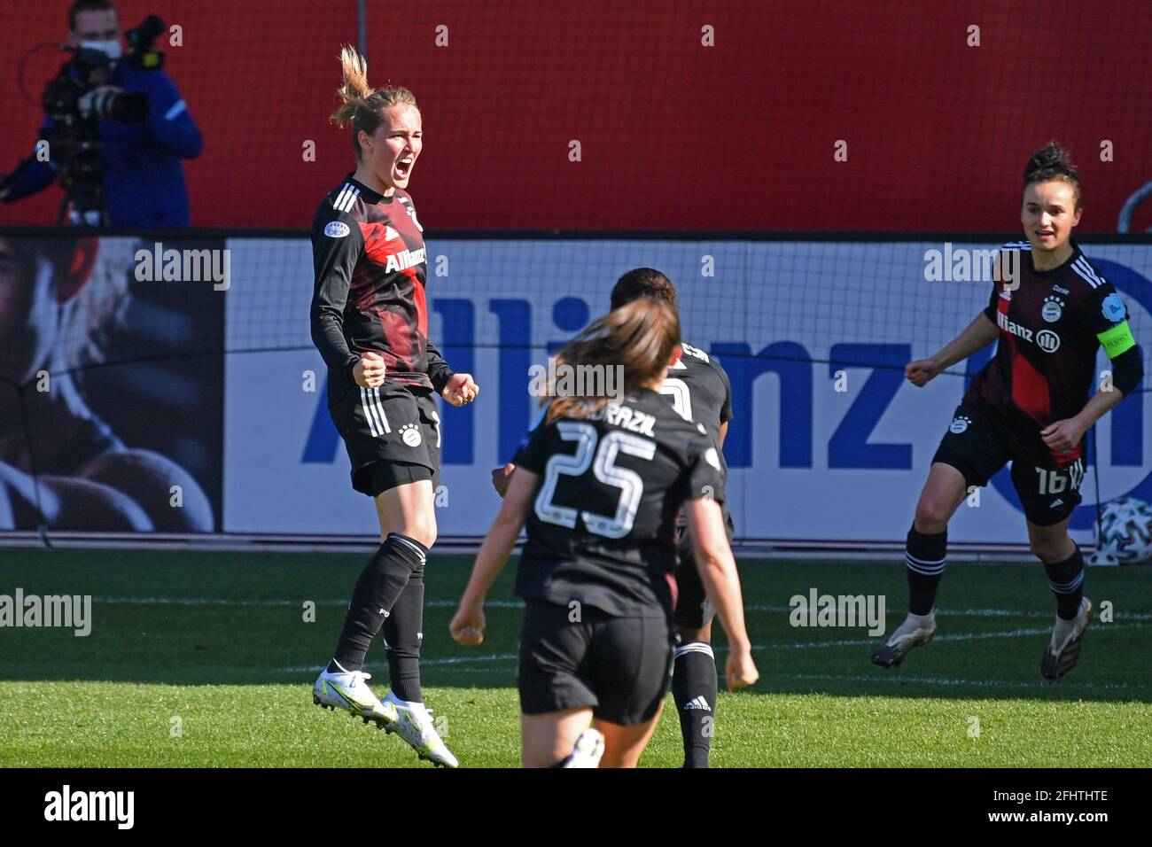 Sydney Lohmann von Bayern München feiert das erste Tor ihrer Mannschaft während des UEFA Women's Champions League-, Halbfinale-, First Leg-Spiels auf dem FC Bayern Campus in München. Bilddatum: Sonntag, 25. April 2021. Stockfoto