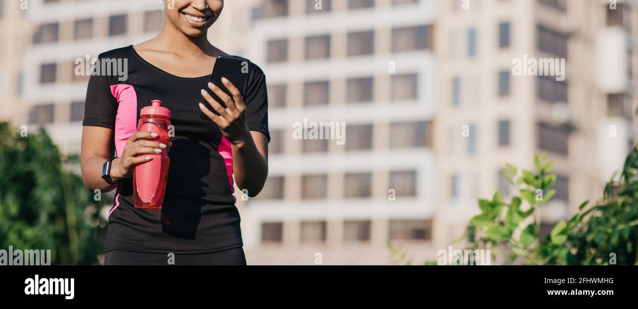 Gewichtsverlust und moderne Technik im Outdoor-Training auf der covid-19 Quarantäne Stockfoto