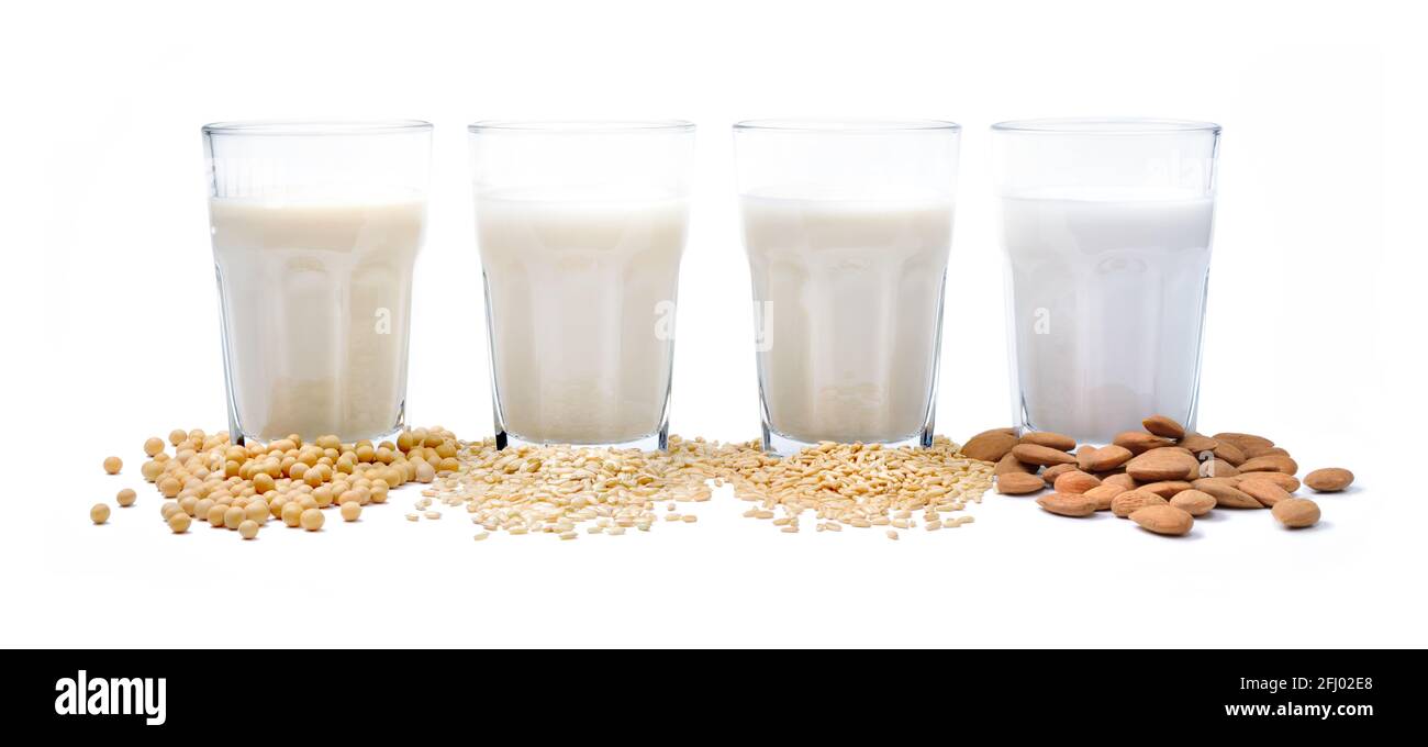 Gemüsegetränk oder pflanzliche Milch: sojamilch, Reismilch, Hafermilch, Mandelmilch isoliert auf weißem Hintergrund, Nahaufnahme. Stockfoto