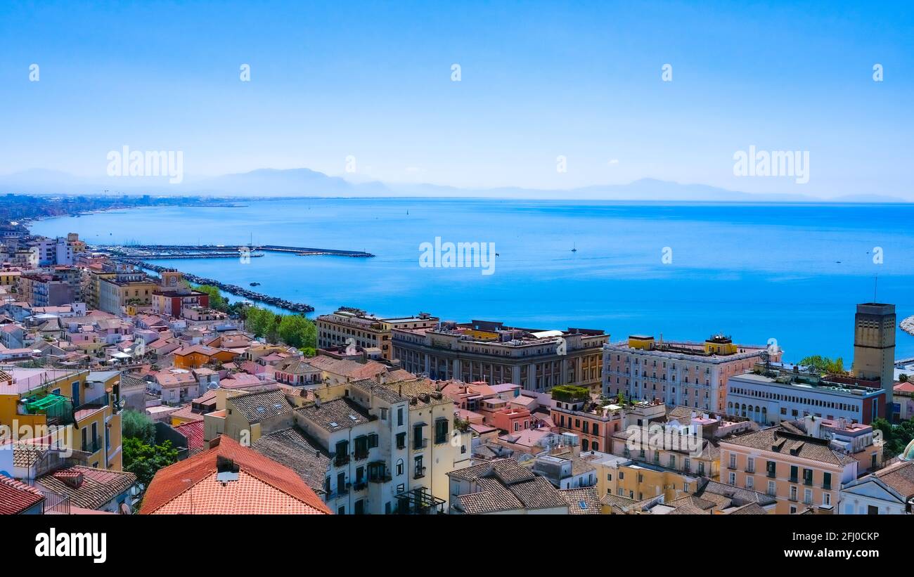 Panoramablick auf die Stadt Salerno, den Golf von Salerno, das Rathaus  Stockfotografie - Alamy