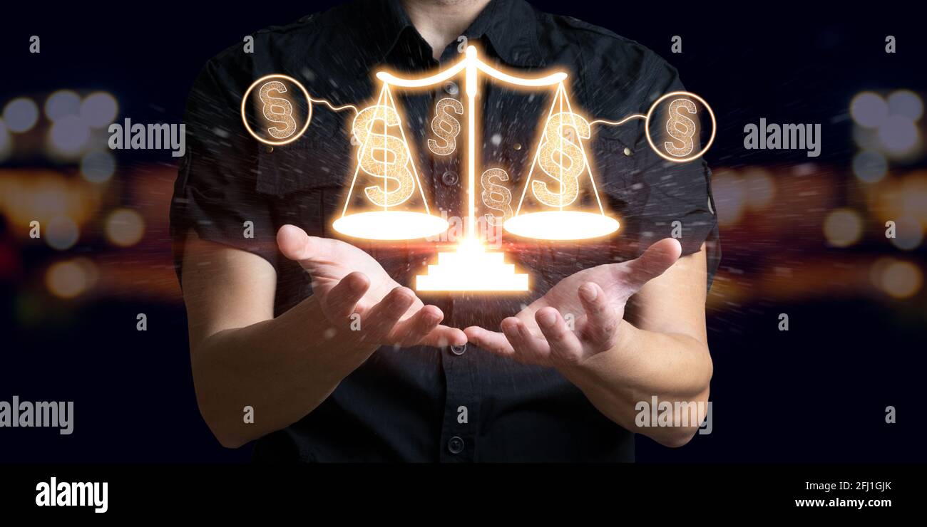 Mann hält Gesetz Absatz und Gleichgewicht der Gerechtigkeit. Die Ikone des Gleichgewichts der Gerechtigkeit. Konzept der Rechtsberatung, Recht und Verteidigung. Gemischte Medien Stockfoto