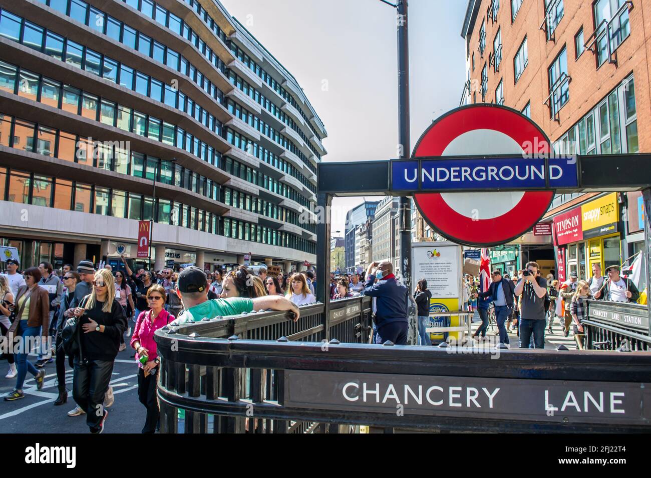 CHANCERY LANE, LONDON, ENGLAND- 24. April 2021: Demonstranten bei einem Anti-Lockdown-Protest von Unite for Freedom in London Stockfoto