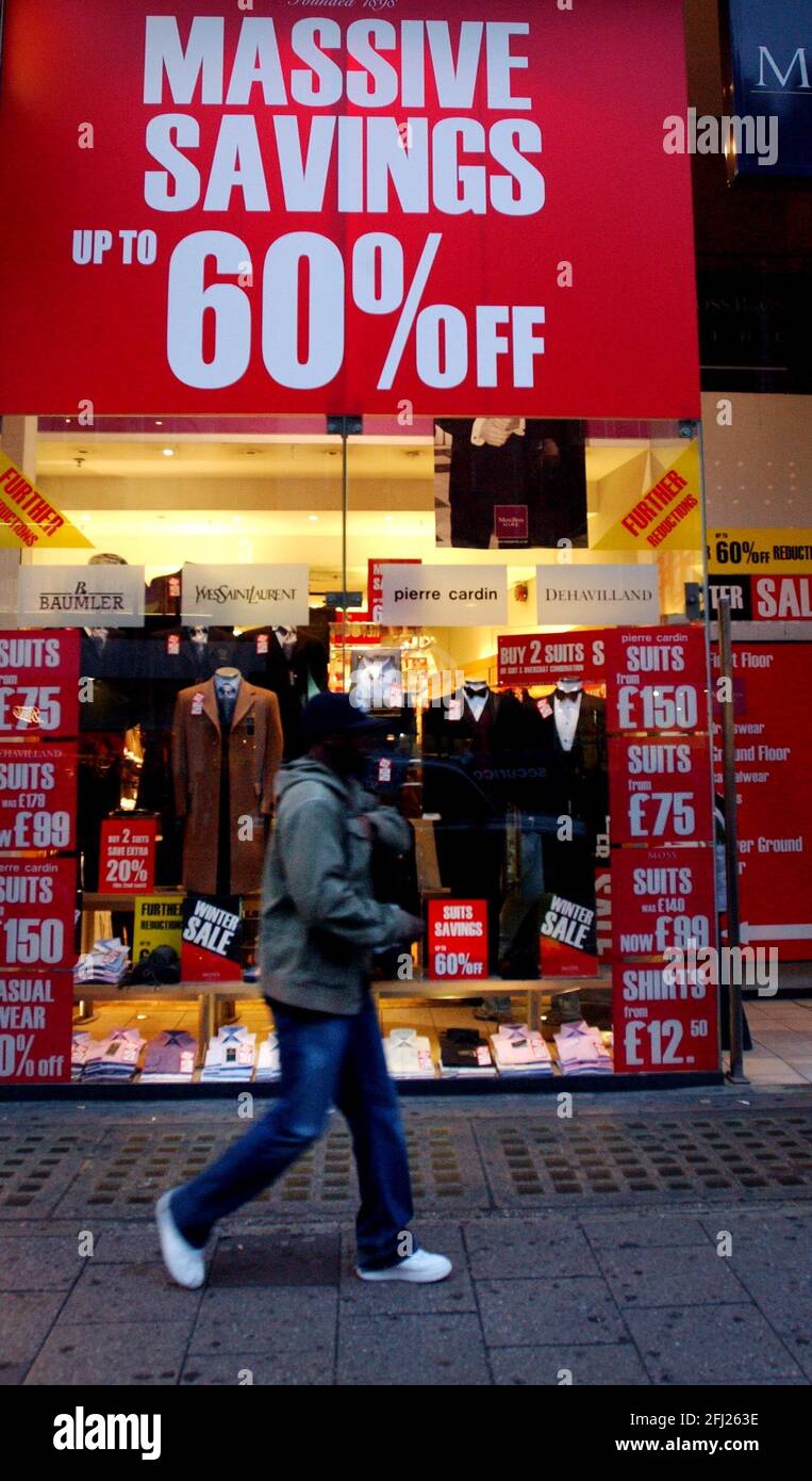 WEIHNACHTSVERKÄUFE IN OXFORD ST, LONDON.3/12/04 PILSTON Stockfoto