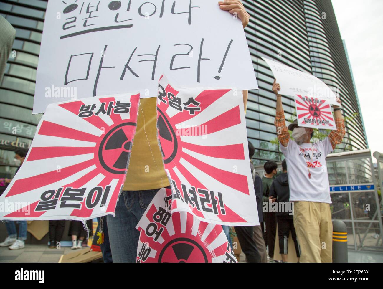 Seoul, Südkorea. April 2021. Während eines Protestes gegen die japanische Regierung vor der japanischen Botschaft in Seoul halten südkoreanische Demonstranten die japanischen aufgehenden Sonnenflaggen in Schmach.Japan hat kürzlich beschlossen, trotz der Opposition aus den Nachbarländern 2023 mit der Entladung des tritiumgespeisten Wassers aus dem zerstörten Atomkraftwerk Fukushima in den Pazifischen Ozean zu beginnen Einschließlich Südkorea. Kredit: SOPA Images Limited/Alamy Live Nachrichten Stockfoto