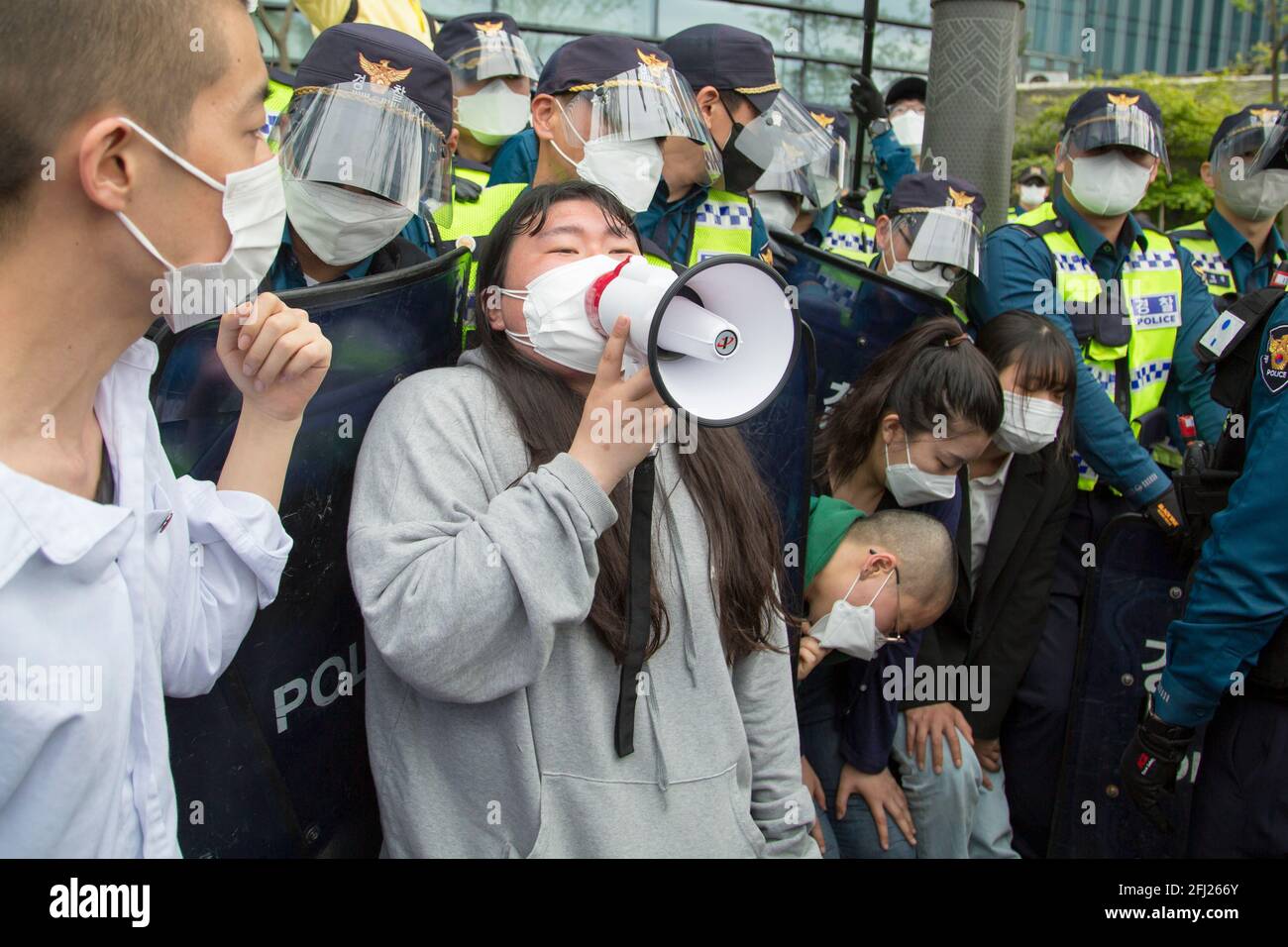 Seoul, Südkorea. April 2021. Polizisten blockieren studentische Demonstranten während einer Demonstration gegen die japanische Regierung vor der japanischen Botschaft in Seoul.Japan hat kürzlich beschlossen, trotz der Opposition aus Nachbarländern, darunter Südkorea, 2023 mit der Entladung des tritiumgespeisten Wassers aus dem zerstörten Atomkraftwerk Fukushima in den Pazifischen Ozean zu beginnen. Kredit: SOPA Images Limited/Alamy Live Nachrichten Stockfoto