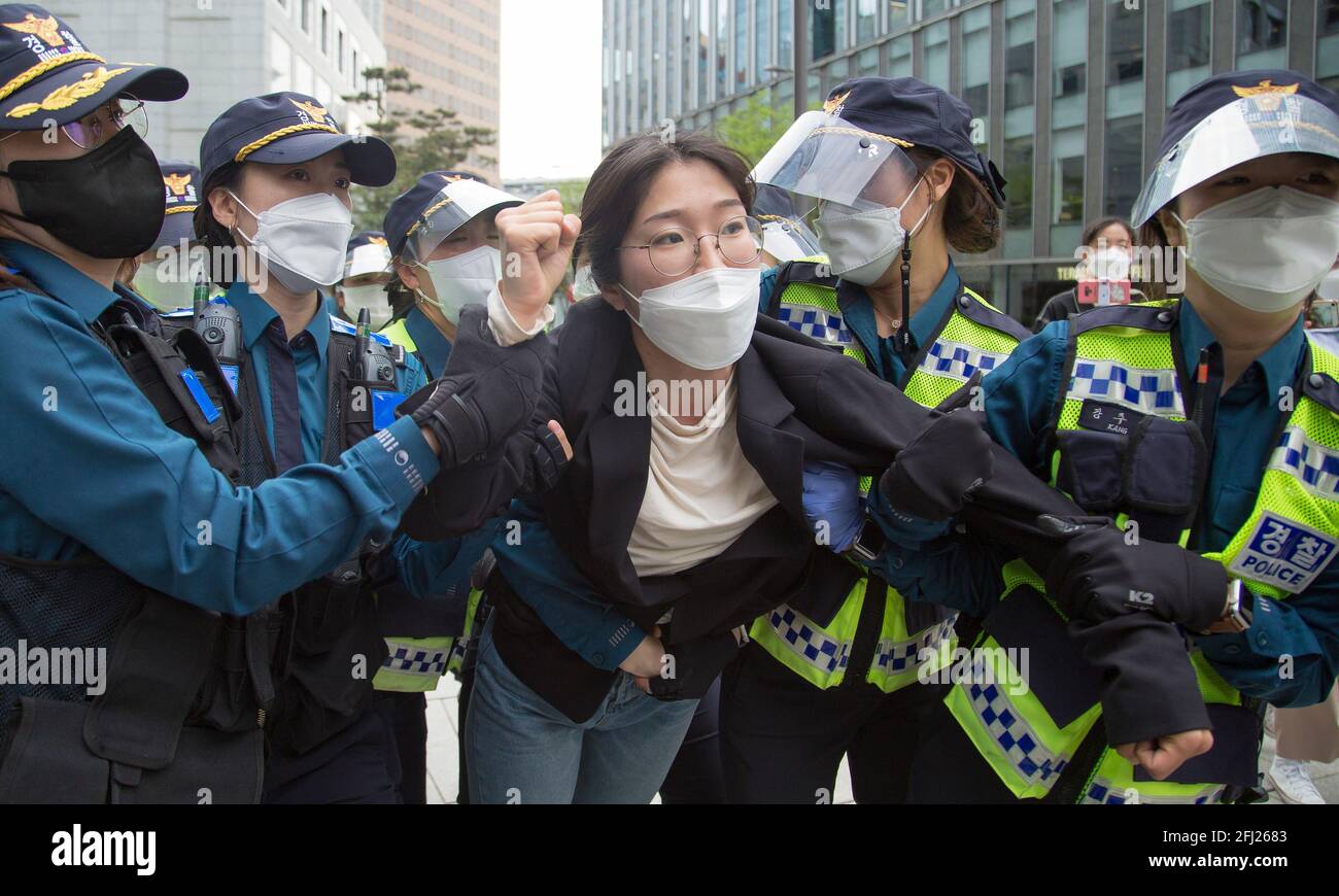 Seoul, Südkorea. April 2021. Polizeibeamte verhaften einen studentischen Protestierenden während eines Anti-Japan-Protestes in der Nähe der japanischen Botschaft in Seoul.Japan beschloss kürzlich, trotz der Opposition aus Nachbarländern wie Südkorea mit der Entladung des tritiumgespannten Wassers aus dem zerstörten Atomkraftwerk Fukushima in den Pazifischen Ozean im Jahr 2023 zu beginnen. Kredit: SOPA Images Limited/Alamy Live Nachrichten Stockfoto