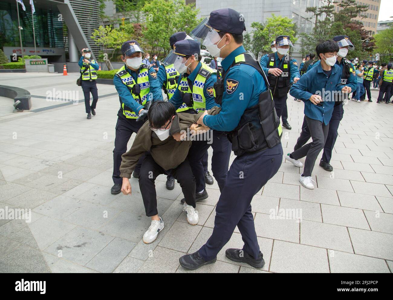 Seoul, Südkorea. April 2021. Polizeibeamte verhaften studentische Demonstranten während eines Anti-Japan-Protestes in der Nähe der japanischen Botschaft in Seoul.Japan beschloss kürzlich, trotz der Opposition aus Nachbarländern wie Südkorea 2023 mit der Einleitung des mit Tritium verschnürten Wassers aus dem zerstörten Atomkraftwerk Fukushima in den Pazifischen Ozean zu beginnen. (Foto von Jaewon Lee/SOPA Images/Sipa USA) Quelle: SIPA USA/Alamy Live News Stockfoto