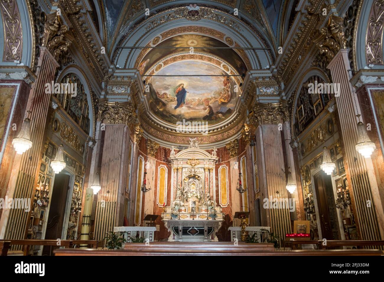 Das Innere des Heiligtums unserer Lieben Frau von Montallegro, mit reicher Dekoration, dem zentralen Altar und einem Fresko. Stockfoto