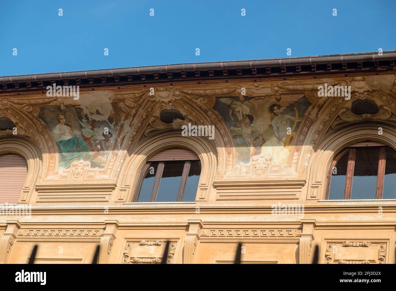 In der oberen Etage eines Bed & Breakfast in der Altstadt von Rapallo befinden sich an der Vorderfassade historische Freskengemälde. Stockfoto