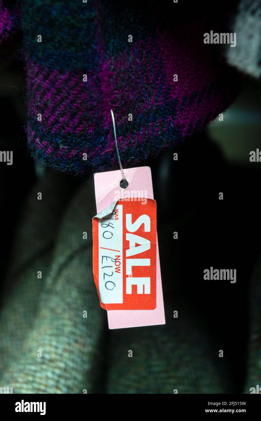 Sale Swing Ticket oder Tag auf dem Ärmel einer Jacke zum Verkauf in einem Bekleidungsgeschäft. Stockfoto