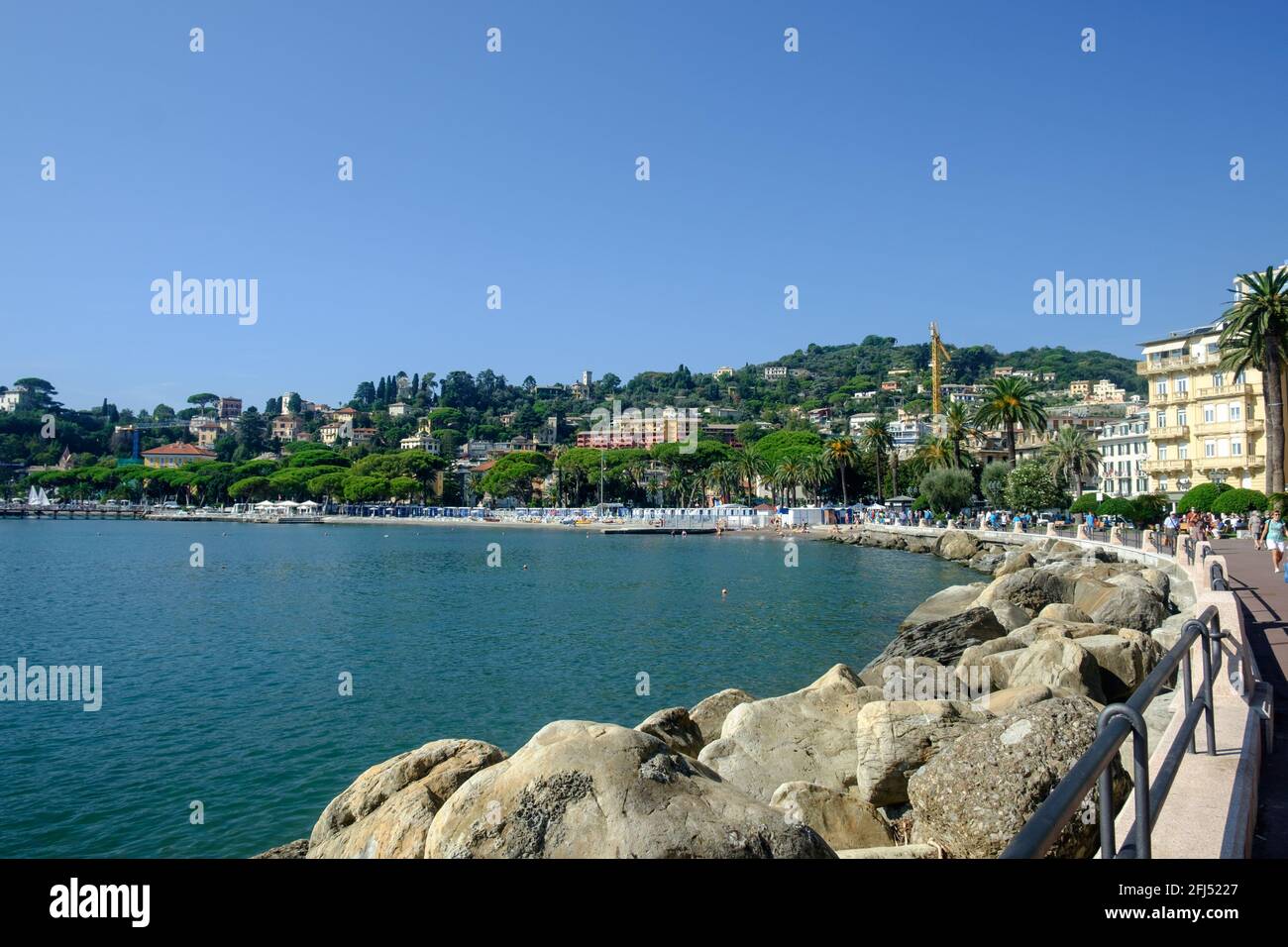 Der lungomare von Rapallo rast entlang des ligurischen Meeres. Der klare Himmel und die Bäume verstärken den tropischen Effekt. Stockfoto