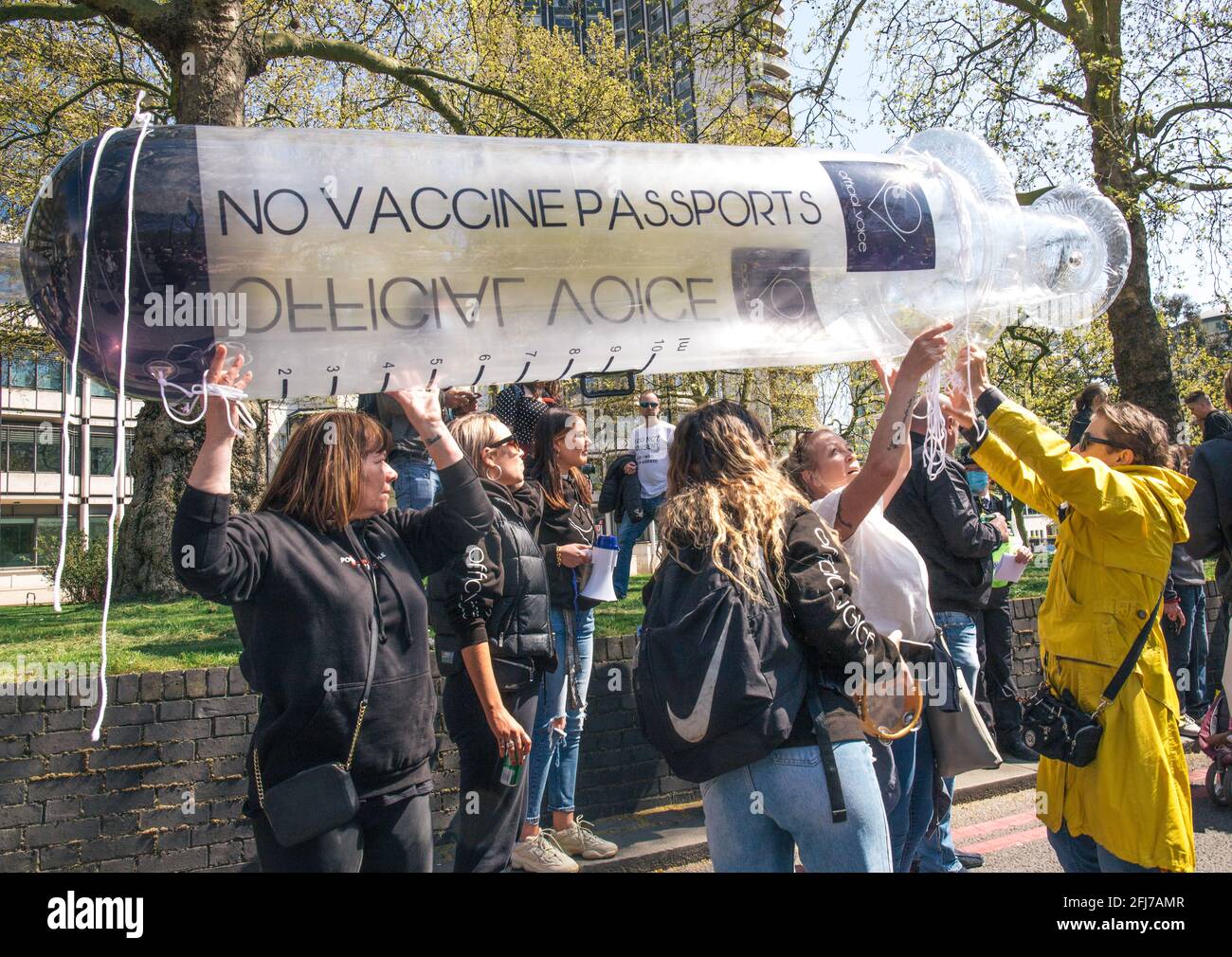 London, Großbritannien, 24. April 2021 Demonstranten trotzen den sozialen Distanzierungsregeln und marschieren durch das Zentrum Londons und fordern ein Verbot von Impfpässen, was in Zusammenstößen mit der Polizei und einer Reihe von Verhaftungen gipfelte Stockfoto London, Großbritannien, 24. April 2021 Demonstranten trotzen den sozialen Distanzierungsregeln und marschieren durch das Zentrum Londons und fordern ein Verbot von Impfpässen, was in Zusammenstößen mit der Polizei und einer Reihe von Verhaftungen gipfelte Stockfoto