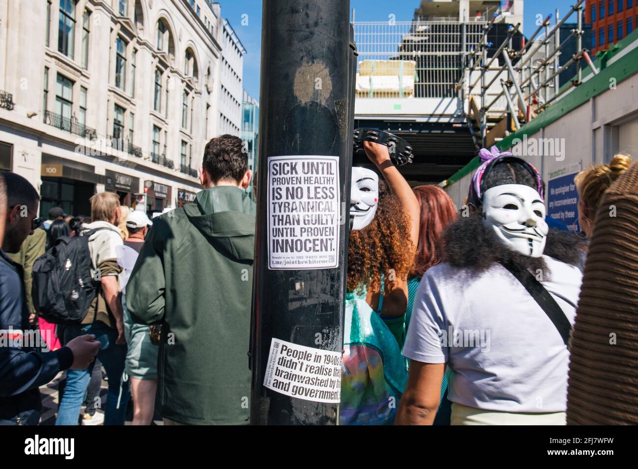 London, Großbritannien, 24. April 2021 Demonstranten trotzen den sozialen Distanzierungsregeln und marschieren durch das Zentrum Londons und fordern ein Verbot von Impfpässen, was in Zusammenstößen mit der Polizei und einer Reihe von Verhaftungen gipfelte Stockfoto London, Großbritannien, 24. April 2021 Demonstranten trotzen den sozialen Distanzierungsregeln und marschieren durch das Zentrum Londons und fordern ein Verbot von Impfpässen, was in Zusammenstößen mit der Polizei und einer Reihe von Verhaftungen gipfelte Stockfoto
