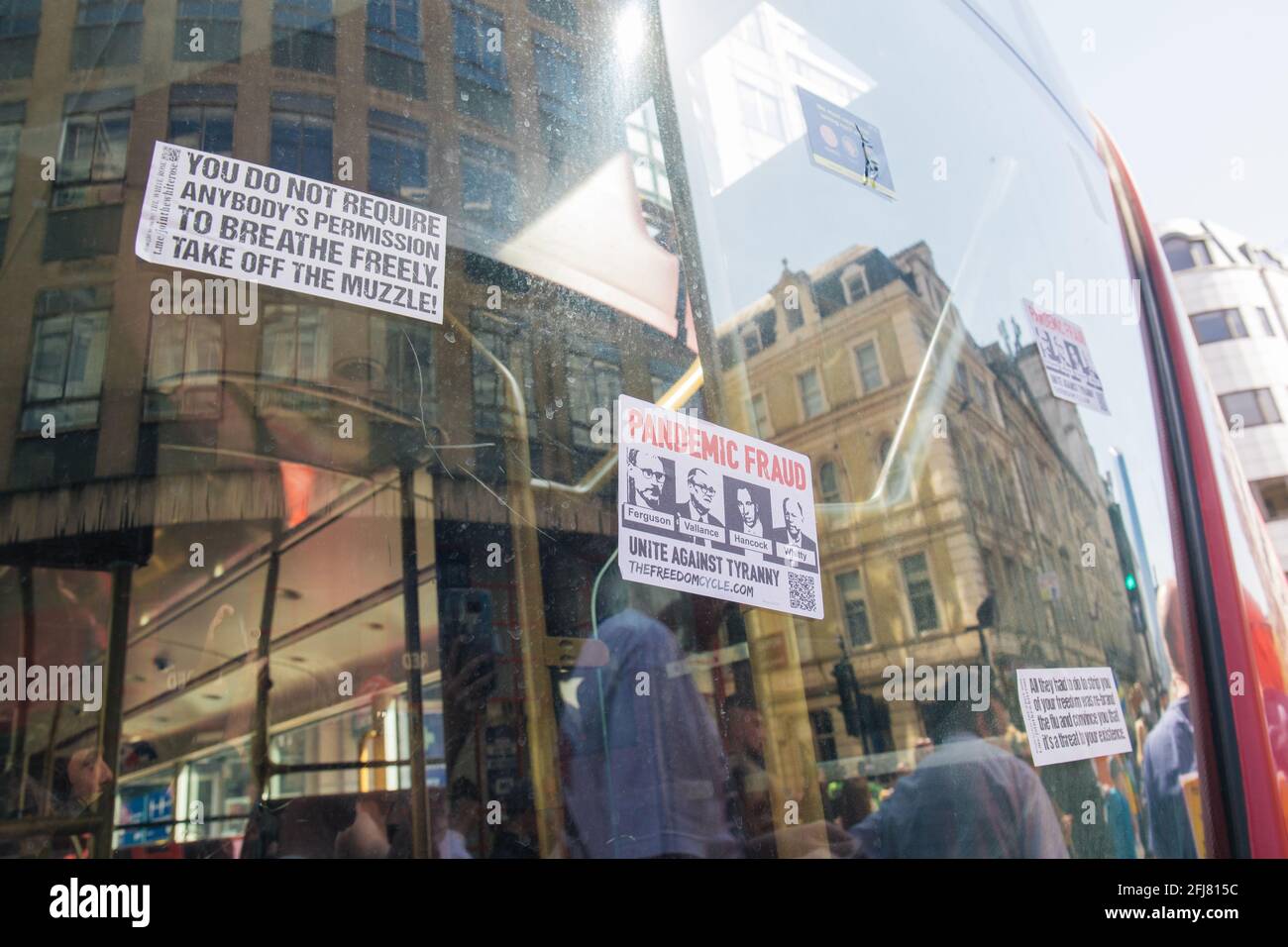 London, Großbritannien, 24. April 2021 Demonstranten trotzen den sozialen Distanzierungsregeln und marschieren durch das Zentrum Londons und fordern ein Verbot von Impfpässen, was in Zusammenstößen mit der Polizei und einer Reihe von Verhaftungen gipfelte Stockfoto