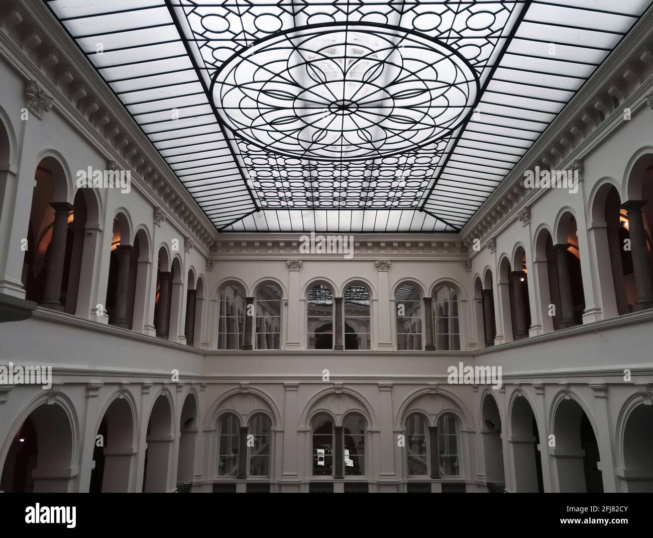 Wroclaw, Polen - 29. Dezember 2017: Wroclaw National Museum, Innenansicht der weißen neoklassizistischen Atrium Designer-Decke und Arcade-Galerien ins Stockfoto