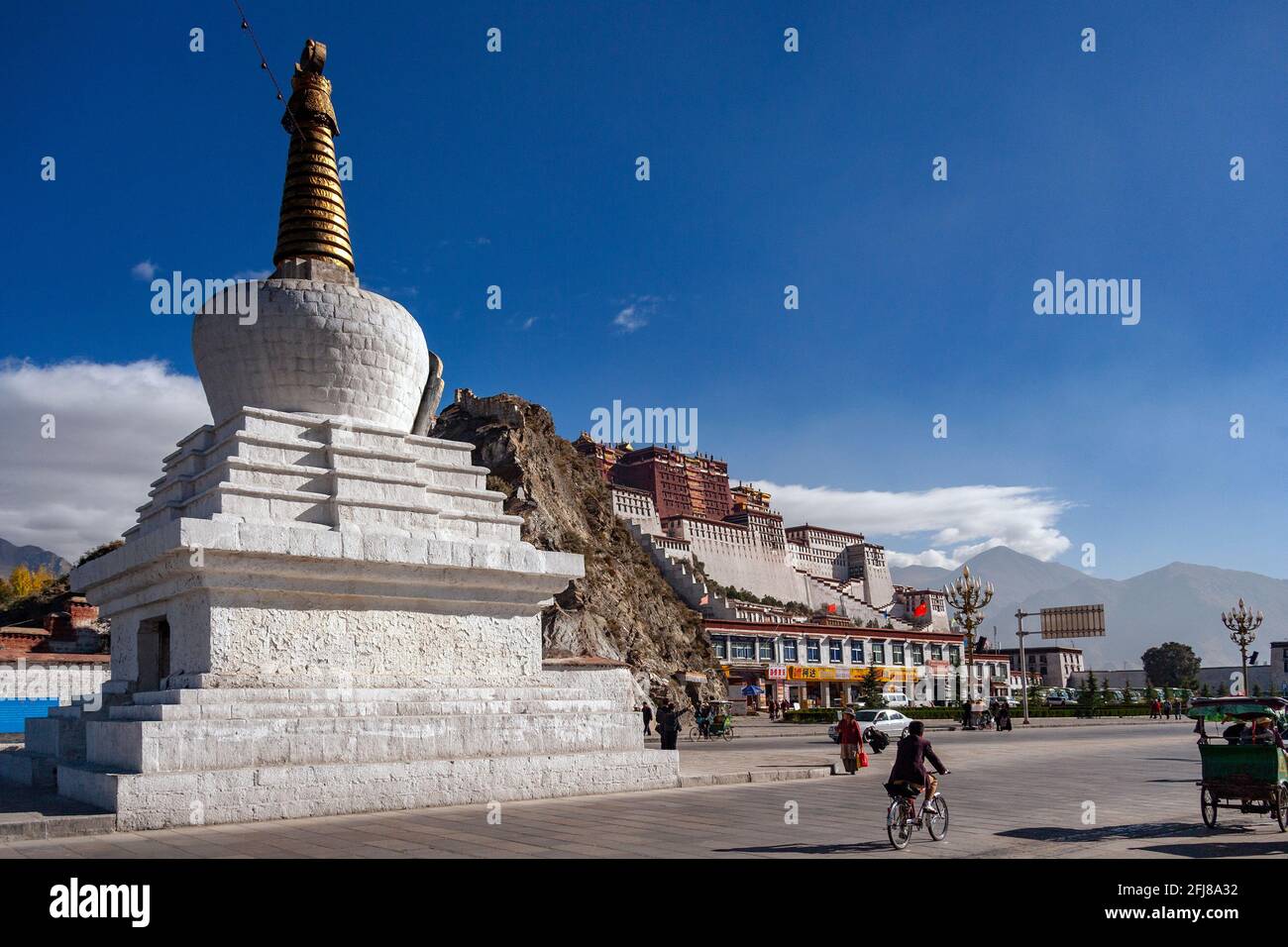 Buddhistische Stupa in der Nähe des Potala-Palastes, einer Dzong-Festung in der Stadt Lhasa in Tibet. Es war der Winterpalast der Dalai Lamas von 1649 bis 1959. Stockfoto