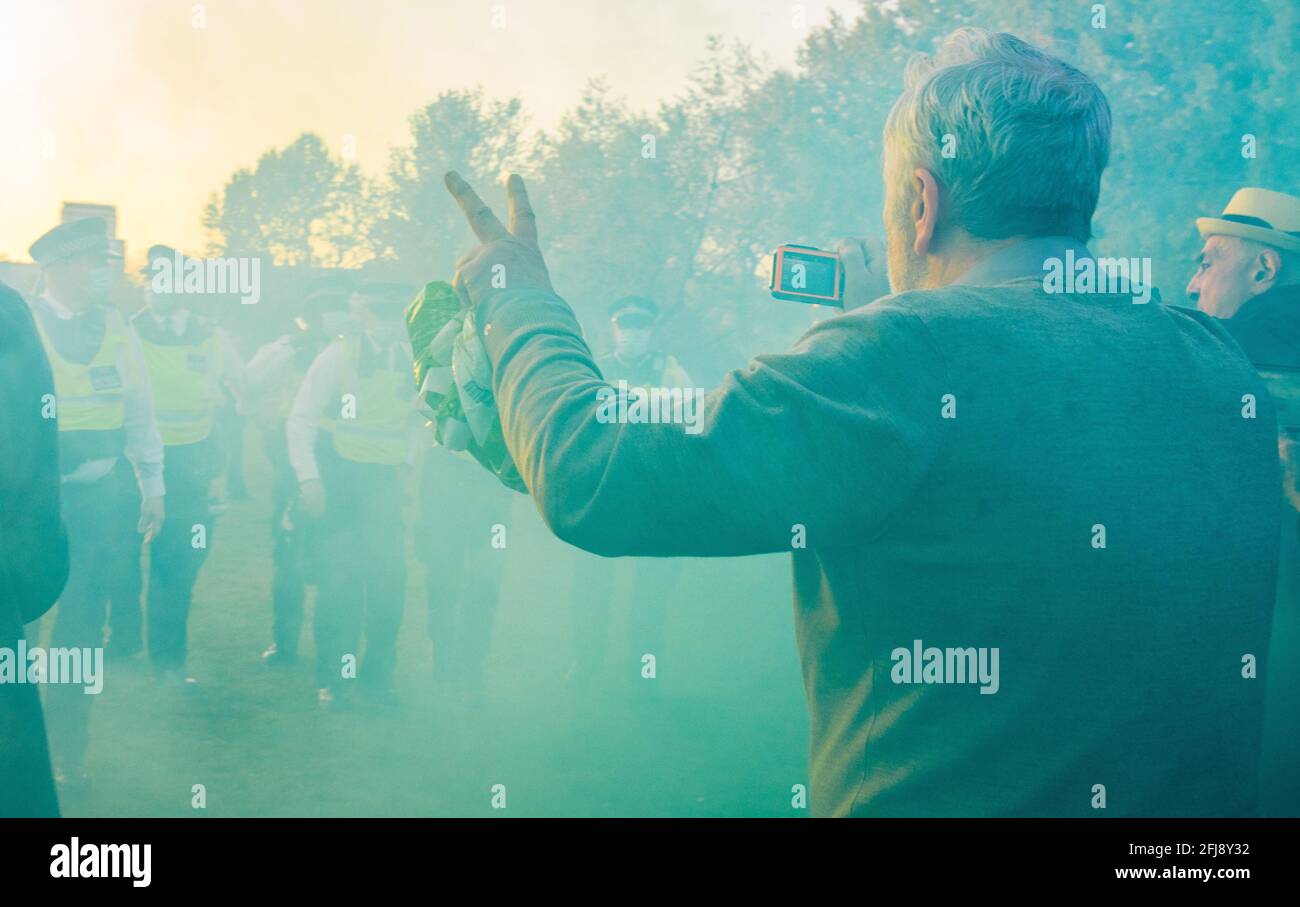 London, Großbritannien, 24. April 2021 Demonstranten trotzen den sozialen Distanzierungsregeln und marschieren durch das Zentrum Londons und fordern ein Verbot von Impfpässen, was in Zusammenstößen mit der Polizei und einer Reihe von Verhaftungen gipfelte Stockfoto