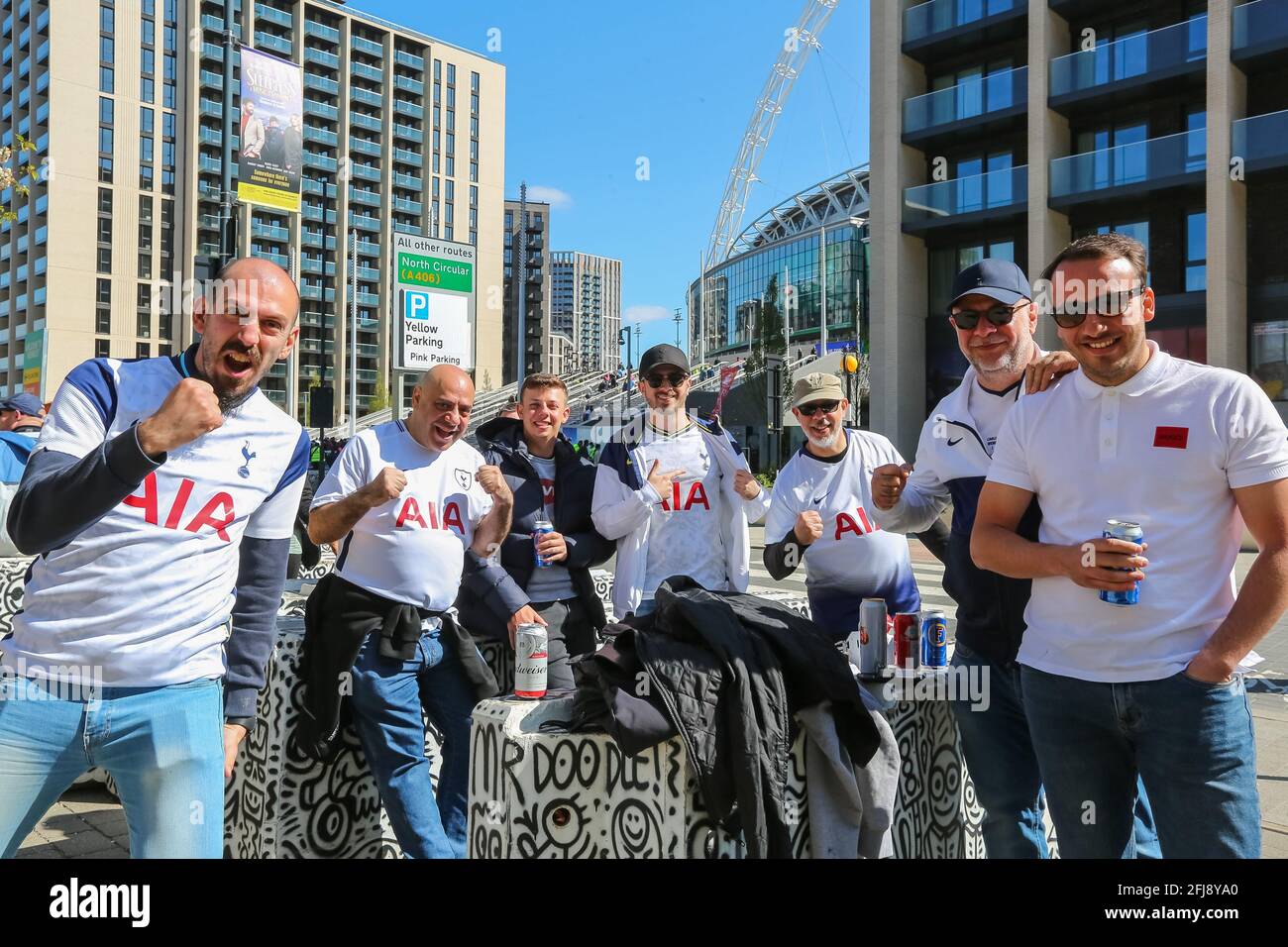 Wembley Stadium, Wembley Park, Großbritannien. 25. April 2021.Tottenham Hotspur-Fans vor dem Wembley-Stadion vor dem Carabao Cup-Finale zwischen Manchester City und Tottenham Hoptsspur. Es werden 8,000 Einwohner, NHS-Mitarbeiter und Fans erwartet, die größte Anzahl von Zuschauern, die seit über einem Jahr an einer Sportveranstaltung in einem britischen Stadion teilnehmen. Covid-19 Lateral Flow Tests werden vor und nach dem Spiel durchgeführt, und die gesammelten Daten werden verwendet, um zu planen, wie alle Ereignisse nach der Sperrung stattfinden können. Amanda Rose/Alamy Live News Stockfoto