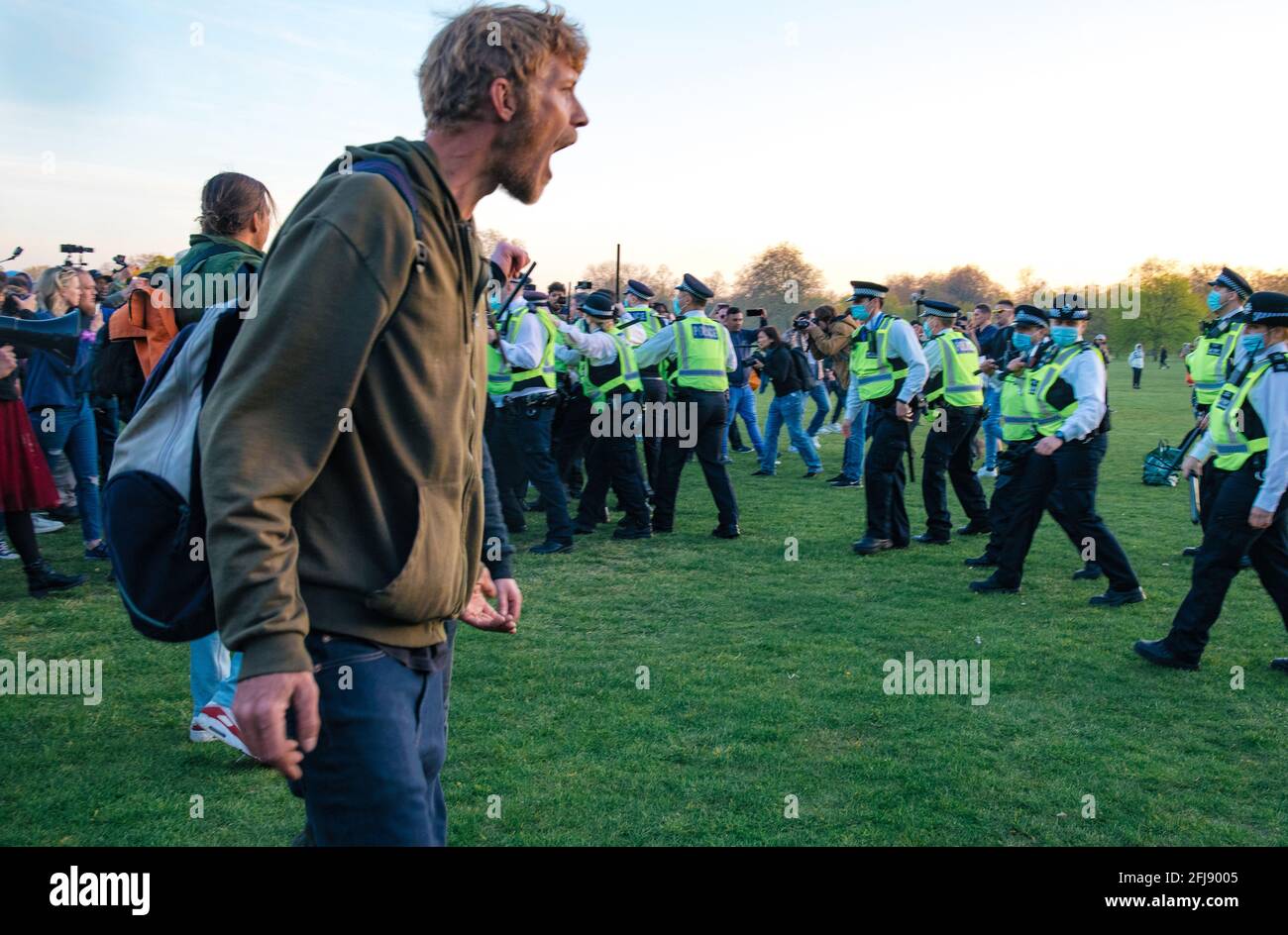 London, Großbritannien, 24. April 2021 Demonstranten trotzen den sozialen Distanzierungsregeln und marschieren durch das Zentrum Londons und fordern ein Verbot von Impfpässen, was in Zusammenstößen mit der Polizei und einer Reihe von Verhaftungen gipfelte Stockfoto