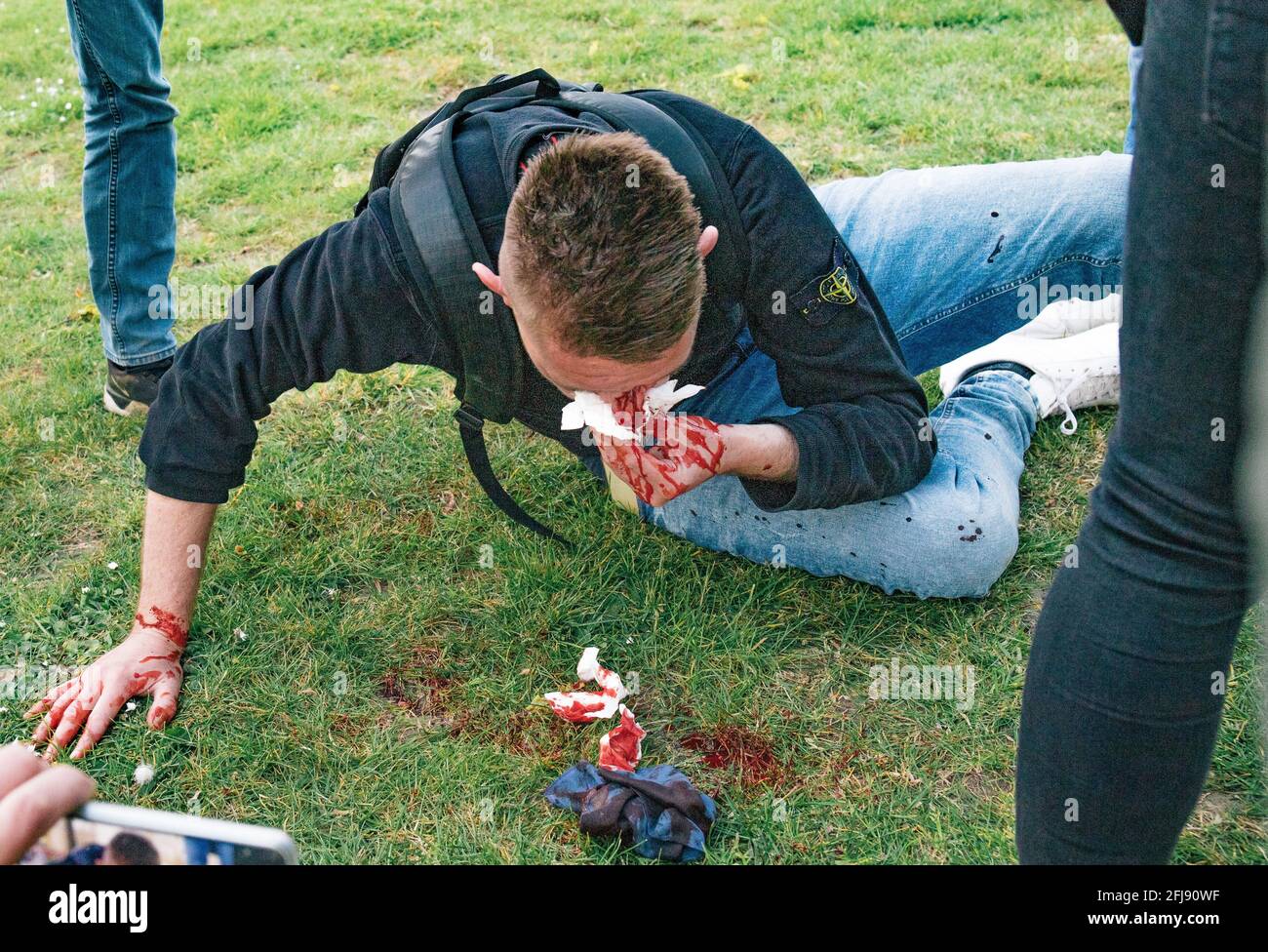London, Großbritannien, 24. April 2021 Demonstranten trotzen den sozialen Distanzierungsregeln und marschieren durch das Zentrum Londons und fordern ein Verbot von Impfpässen, was in Zusammenstößen mit der Polizei und einer Reihe von Verhaftungen gipfelte Stockfoto