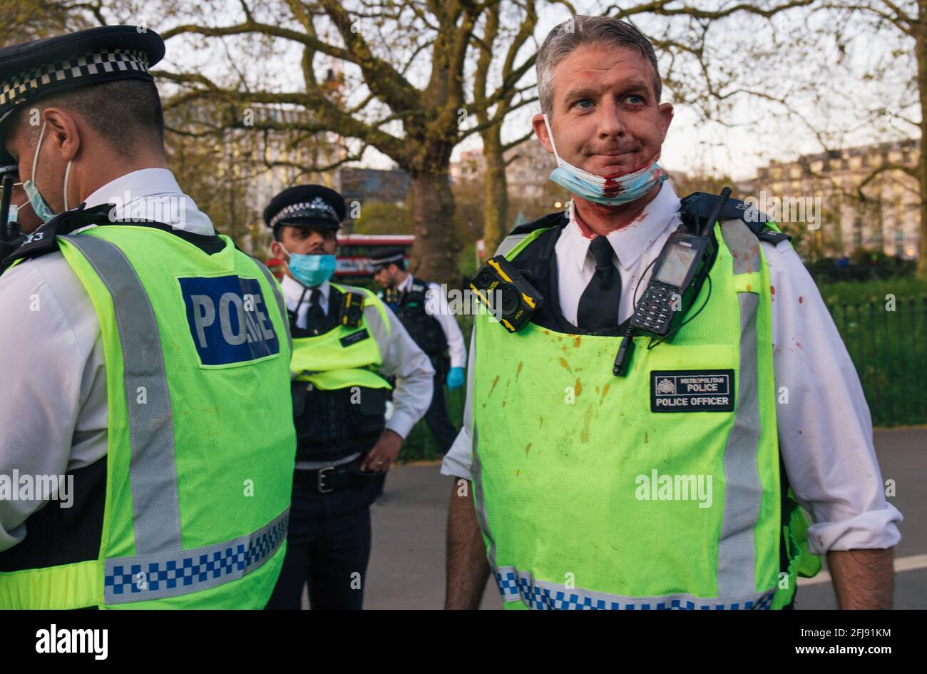 London, Großbritannien, 24. April 2021 Demonstranten trotzen den sozialen Distanzierungsregeln und marschieren durch das Zentrum Londons und fordern ein Verbot von Impfpässen, was in Zusammenstößen mit der Polizei und einer Reihe von Verhaftungen gipfelte Stockfoto