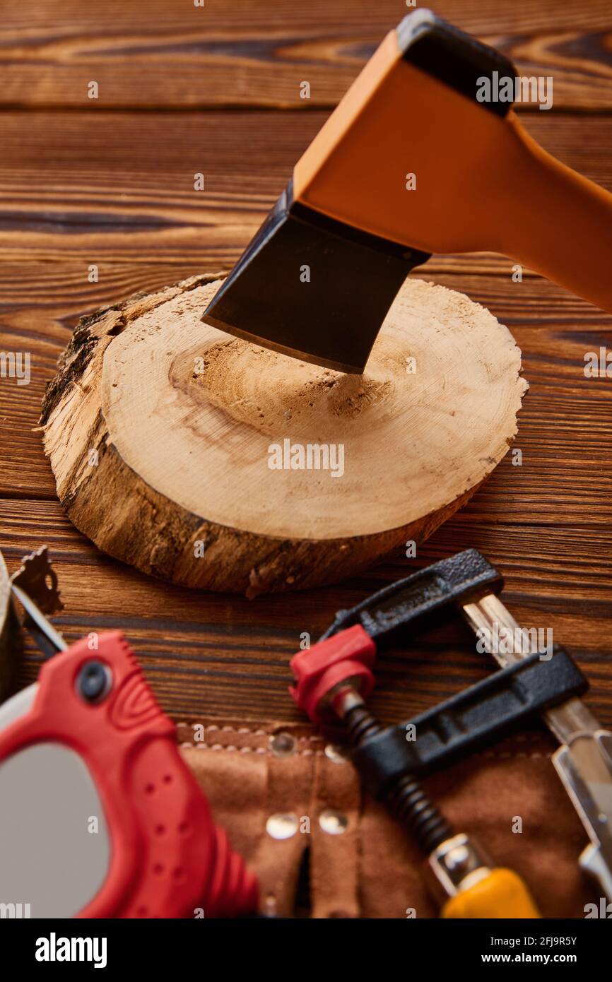Axe auf Stumpf, Maßband und Schraubstock, Instrument Stockfoto