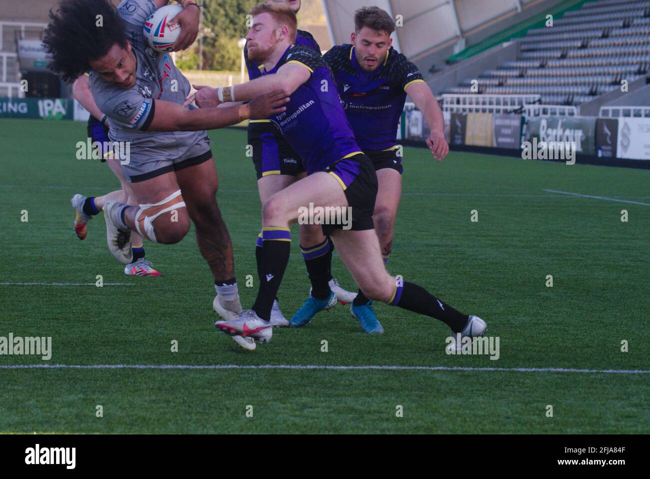 Newcastle upon Tyne, England, 25. April 2021. Joel Farrell taucht, um einen Versuch für Sheffield Eagles gegen Newcastle Thunder im Spiel der Betfred Championship im Kingston Park zu machen. Quelle: Colin Edwards/Alamy Live News. Stockfoto