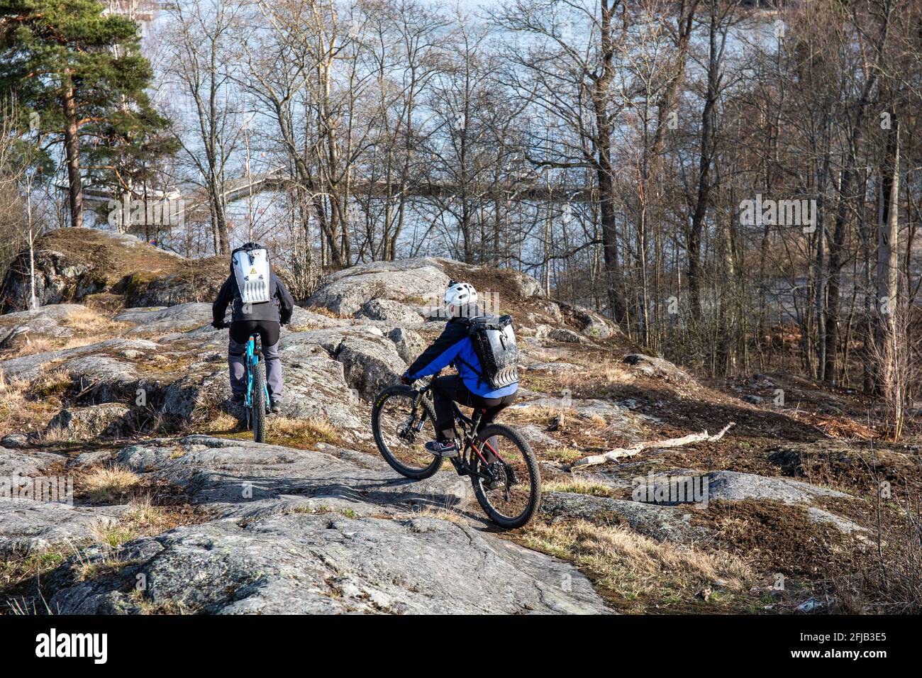 Mountainbiker auf den Klippen von Meilahti in Helsinki, Finnland Stockfoto