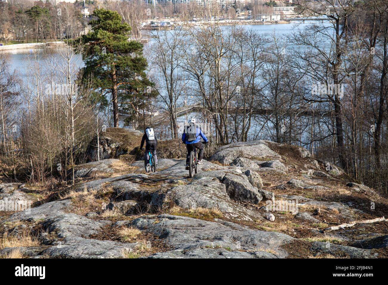 Mountainbiker an den Klippen von Meilahti in Helsinki, Finnland Stockfoto
