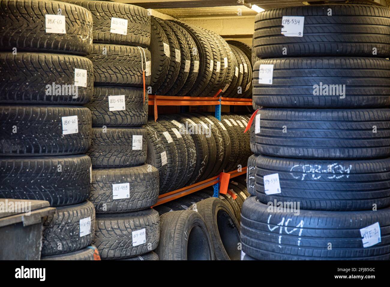 Verschiedene Autoreifen oder Reifen im Reifenhotel oder bei der Reifenlagerung in Helsinki, Finnland Stockfoto