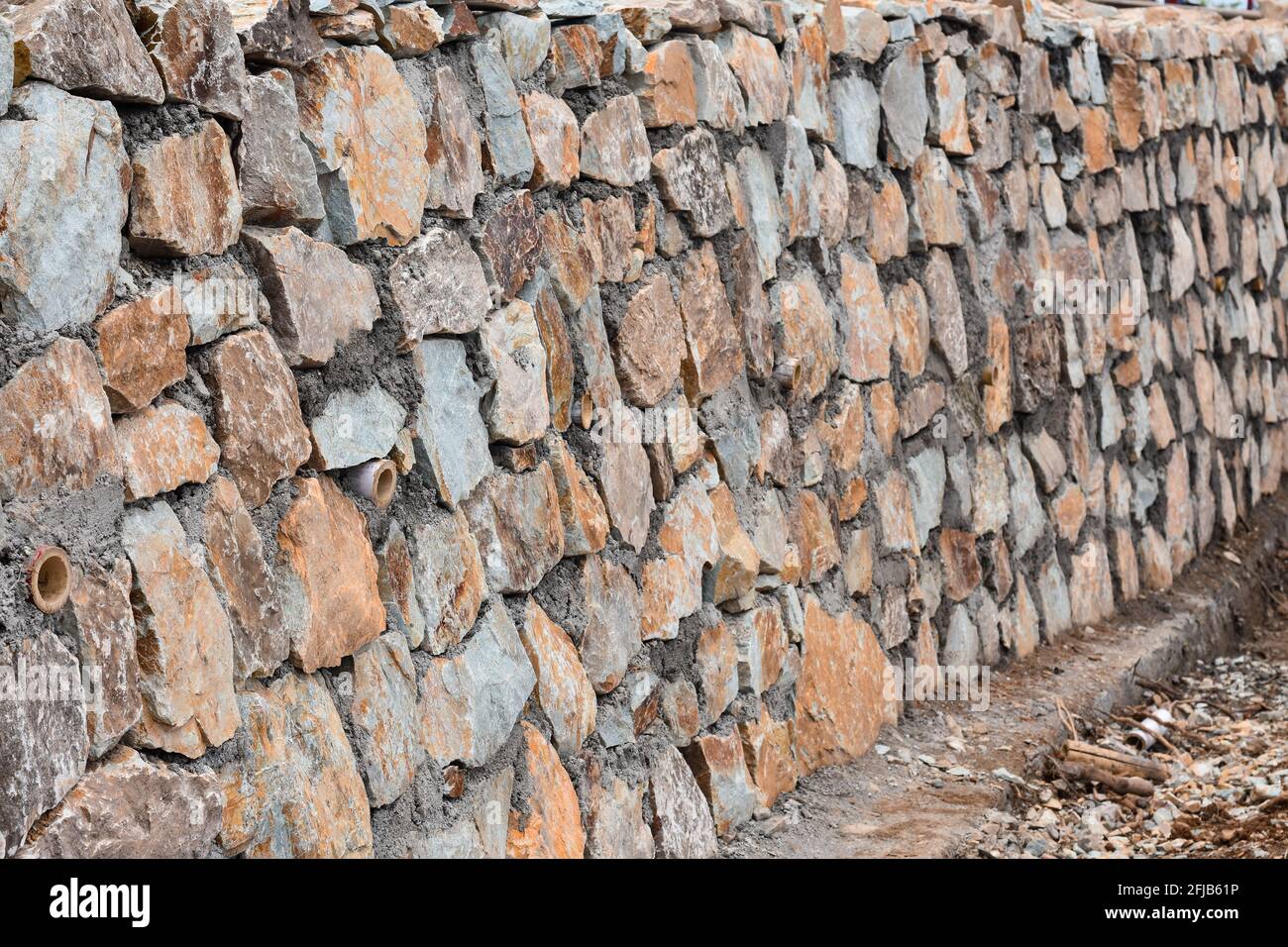 Steinseitenwand mit definiertem Muster. Stockfoto