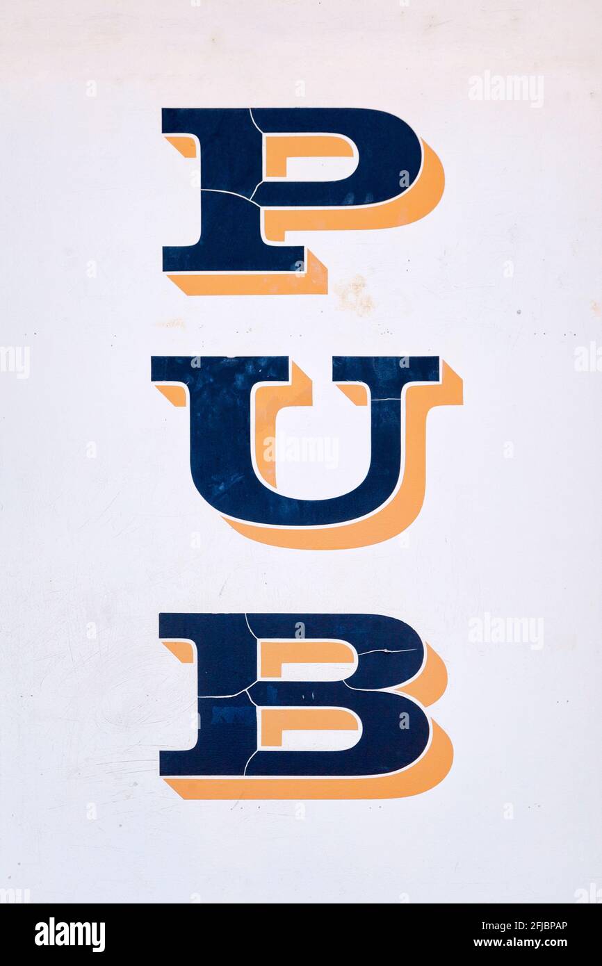 Ein altmodischer Schriftzug an der Wand weist darauf hin, dass es sich um ein PUB handelt. Stockfoto