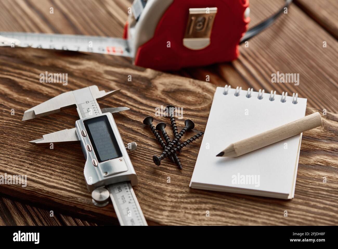 Maßband, Bremssattel und Notizbuch, Makroansicht Stockfoto