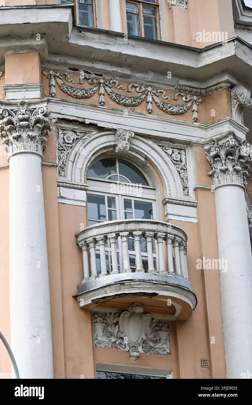 Dekorative Elemente der Fassade. Details der Außenwände der Häuser auf alten Moskauer Straßen. Stockfoto