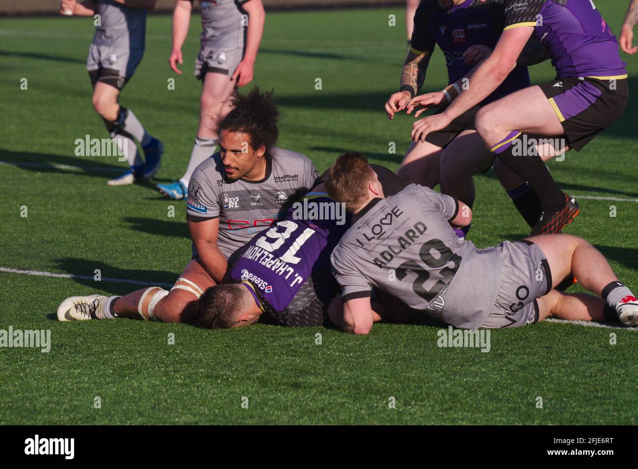 Newcastle upon Tyne, England, 25. April 2021. Ted Chapelhow taucht, um einen Versuch für Newcastle Thunder gegen Sheffield Eagles im Betfred Championship-Spiel im Kingston Park zu machen. Quelle: Colin Edwards/Alamy Live News. Stockfoto