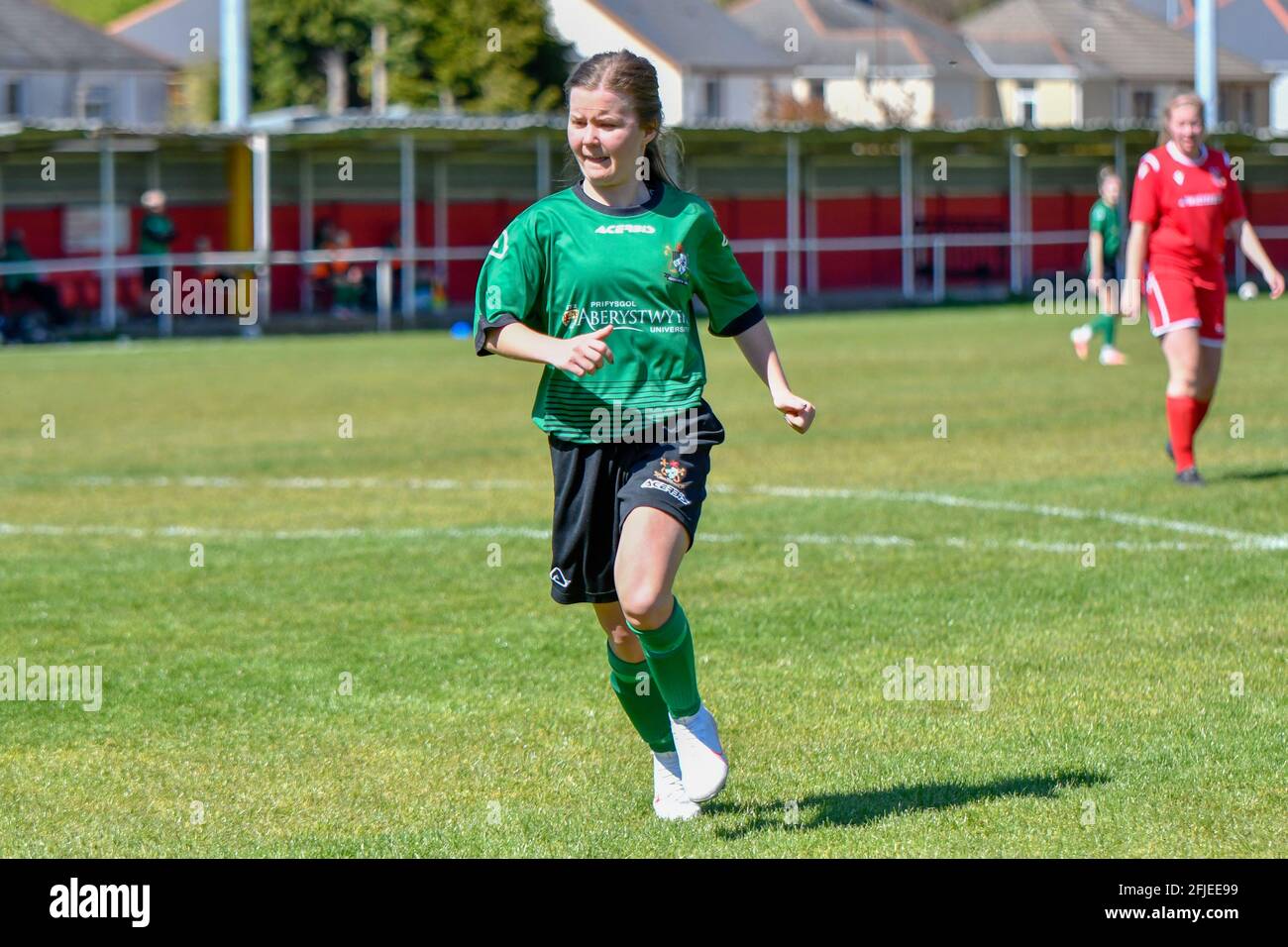 Briton Ferry, Wales. 25. April 2021. Charlotte Chalmers von Aberystwyth Town Ladies in Aktion während des Orchard Welsh Premier Women's League-Spiels zwischen Briton Ferry Llansawel Ladies und Aberystwyth Town Ladies am 25. April 2021 auf dem Old Road Welfare Ground in Briton Ferry, Wales, Großbritannien. Quelle: Duncan Thomas/Majestic Media/Alamy Live News. Stockfoto